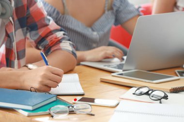defterini içinde yazma öğrenci 