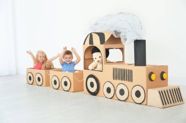 Küçük çocuklar karton ile oyun içinde ışık oda tren