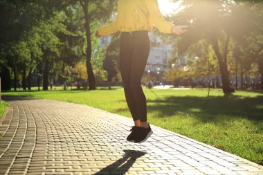 genç kadın ip atlama