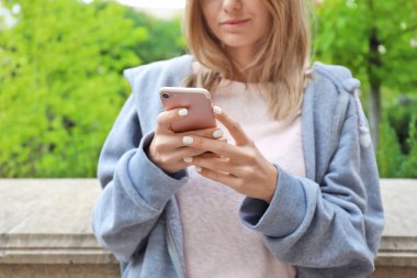 Cep telefonu olan kadın.