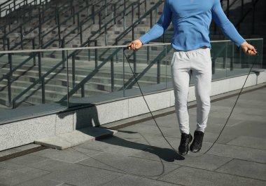 Sportif genç adam ip atlama 