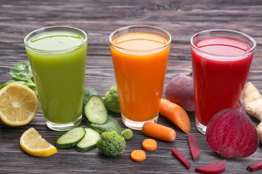çeşitli taze sıkılmış meyve suları ve malzemeler 