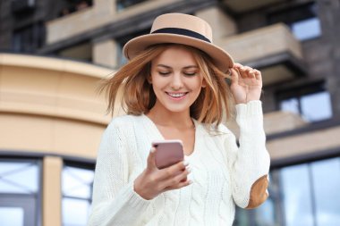Cep telefonu olan kadın.
