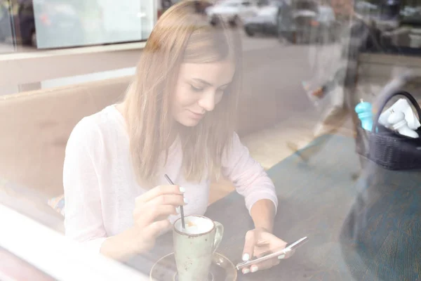 Vrouw met mobiele telefoon — Stockfoto