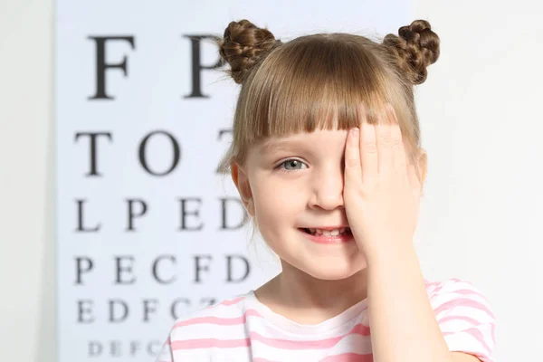 Маленькая девочка в кабинете офтальмолога — стоковое фото