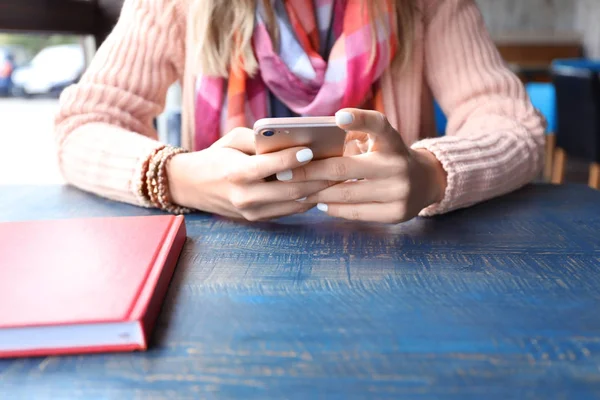 Femme avec téléphone portable — Photo