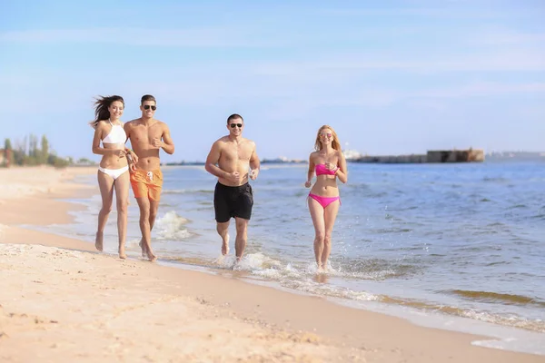 해변에서 매력적인 젊은 사람들의 그룹 — 스톡 사진