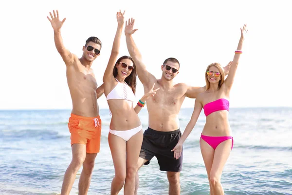 Gruppo di giovani attraenti sulla spiaggia — Foto Stock