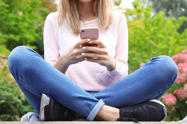 Femme avec téléphone portable — Photo