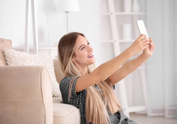 Mujer joven tomando selfie —  Fotos de Stock