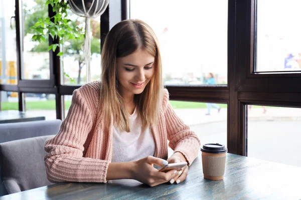 Femme avec téléphone portable — Photo