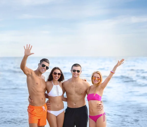 Skupina atraktivních mladých lidí na pláži — Stock fotografie