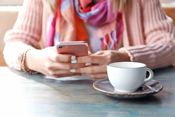 Woman with mobile phone — Stock Photo, Image