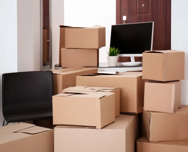 Cajas de cartón con cosas en la habitación —  Fotos de Stock