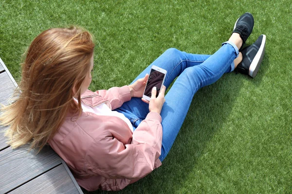 Femme avec téléphone portable — Photo