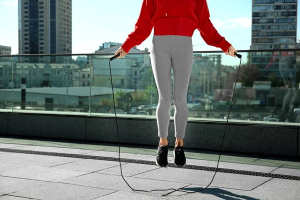 Молода жінка стрибає мотузкою — стокове фото