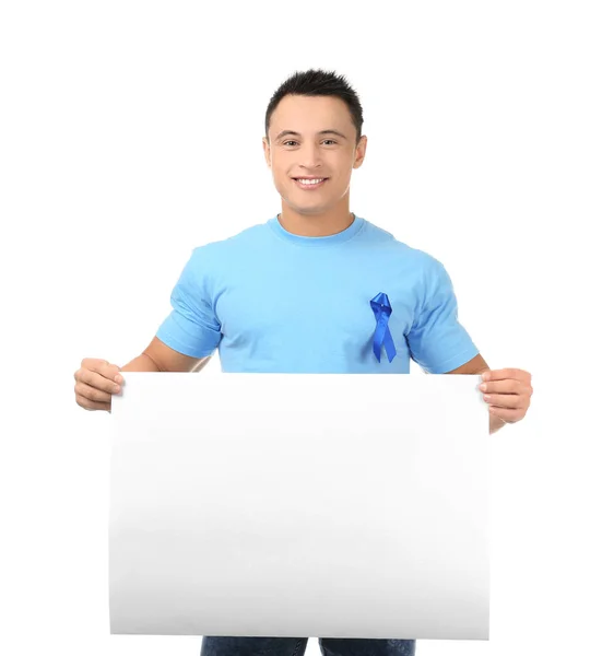 年轻男子在 Shirt 与蓝丝带持有空白旗帜的白色背景 前列腺癌认知概念 — 图库照片