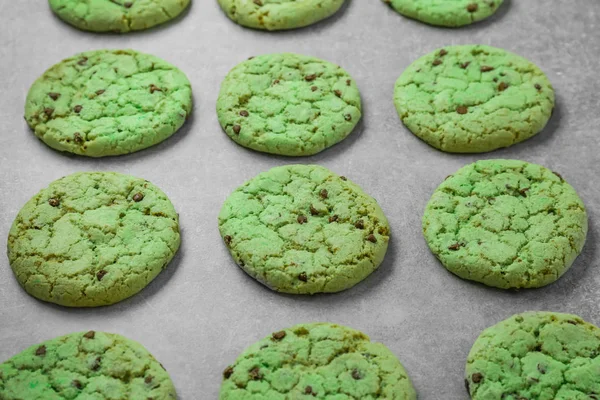 Biscotti con gocce di cioccolato menta — Foto Stock