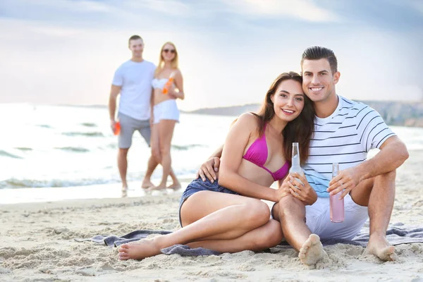 Attractive young couple on beach — Stock Photo, Image