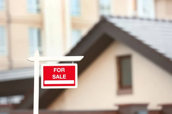 "Venta "signo cerca de la casa — Foto de Stock