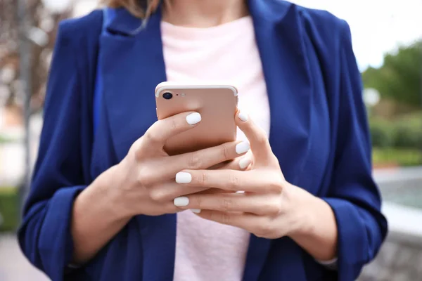 Mulher com telefone celular — Fotografia de Stock