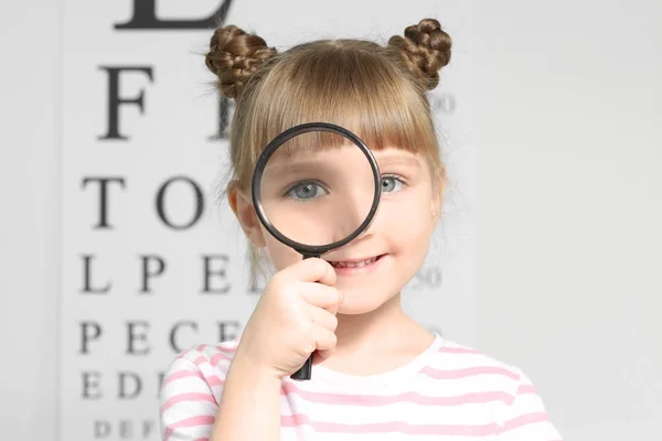 Kleines Mädchen im Büro des Augenarztes — Stockfoto