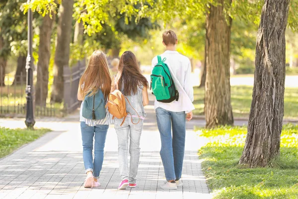 Studenti che camminano insieme nel parco — Foto Stock