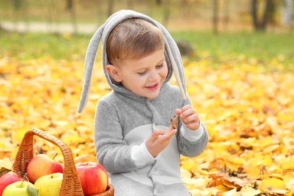 가 공원에 토끼 의상을 입고 귀여운 작은 아이 — 스톡 사진