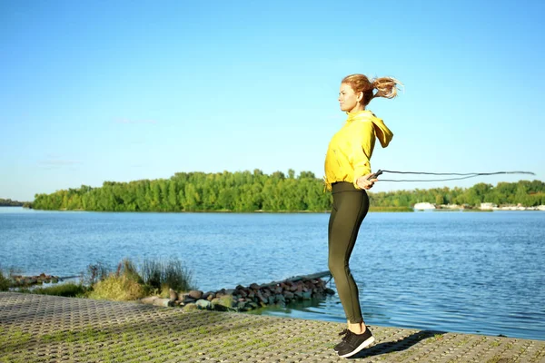 Mulher pulando corda — Fotografia de Stock