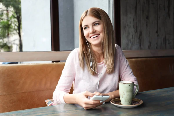 Mujer con teléfono móvil — Foto de Stock