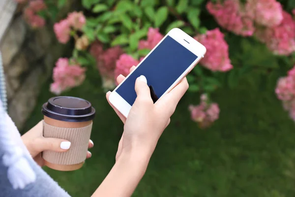 Nő, mozgatható telefon és csésze kávé — Stock Fotó