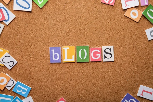 Slovo Blogy na hnědé pozadí — Stock fotografie