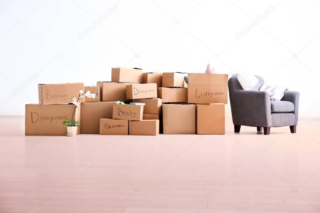 Carton boxes with stuff in room 