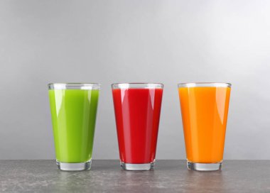 Gözlük tablosundaki çeşitli taze meyve suları ile