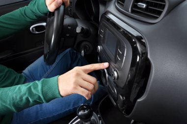 Adam arabada radyo ayarlama