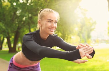 Genç kadın Park yapıyor