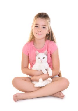 Şirin kedi, beyaz izole tutarak rahat kıyafetler, küçük kız