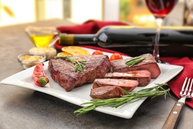 Mutfak masasının üzerinde Nefis ızgara biftek ile plaka