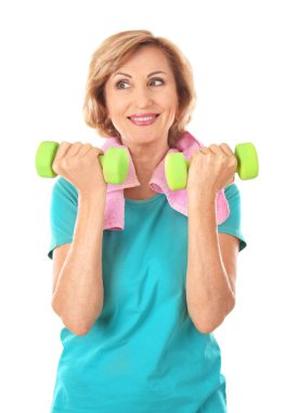 Yaşlı kadın dumbbells ile