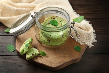 Naneli çikolatalı kurabiye ile jar 