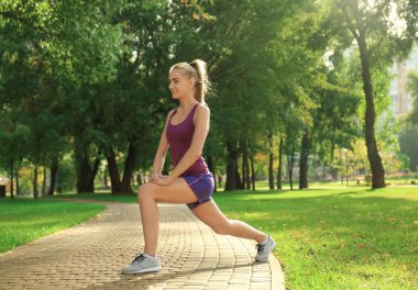 Egzersiz yapan genç bir kadın. 