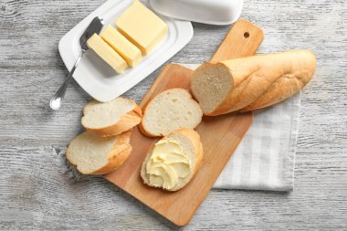 Ekmek ve tereyağı ile kompozisyon 