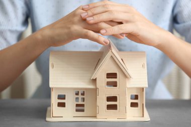 Kadın el ahşap şekil yakınındaki