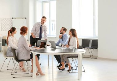 Takım genç profesyonellerin iş karşılaşma içinde office iletken