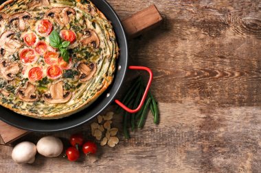 Lezzetli ıspanak frittata ile kızartma tavası 