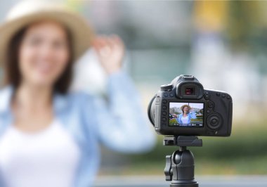 Genç kadın blogger video kayıt açık havada