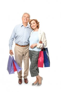 Holding alışveriş torbaları beyaz arka plan üzerinde yaşlı çift