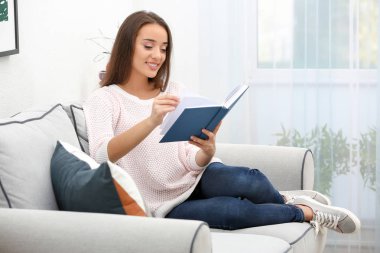 Kitap okuyan genç bir kadın