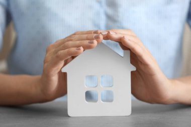 ahşap masa evinde figürü