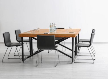 Masa ve sandalyeler ile modern oda iç